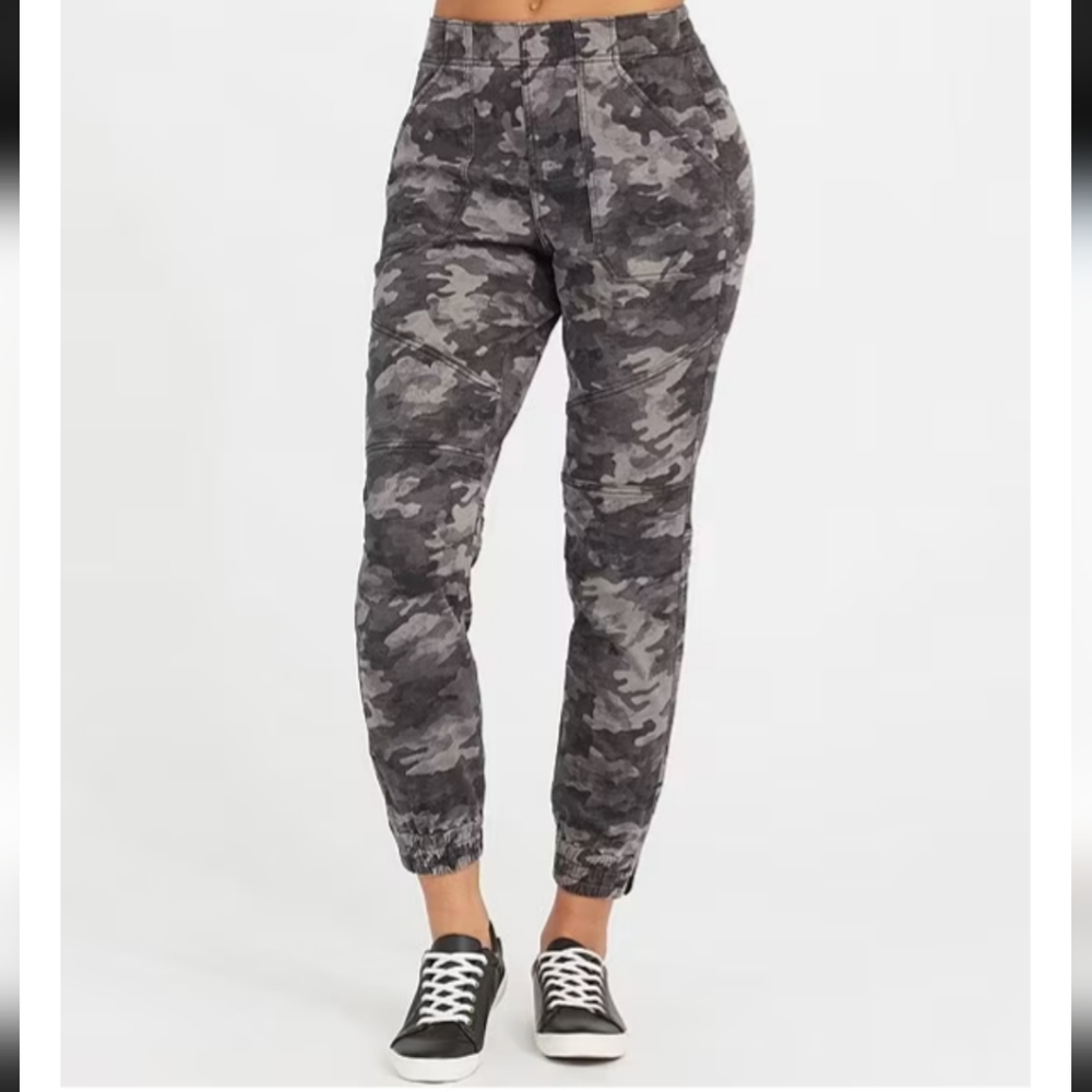 EUC Spanx Black Wash Camo Stretch Twill Cropped Joggers, Medium